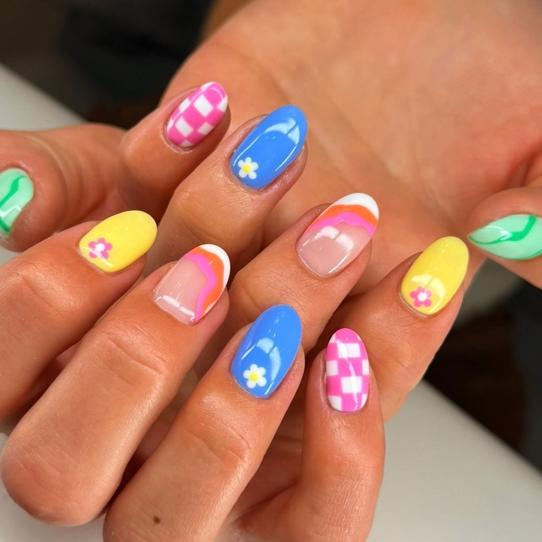 Retro Checkerboard Daisy Nails